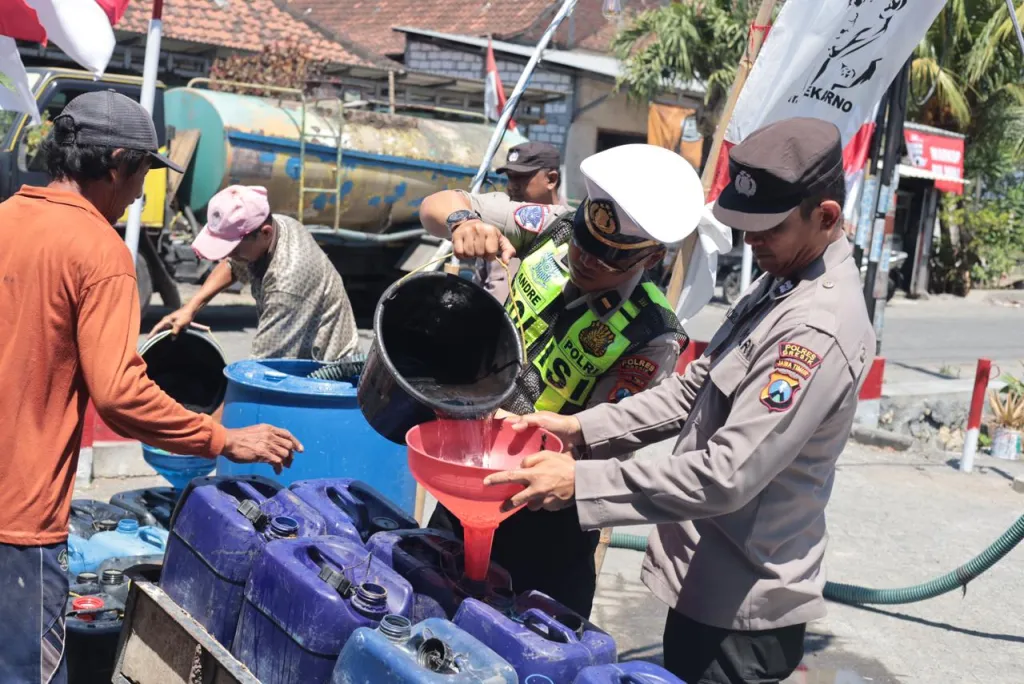 Tiga Desa di Balongpanggang Krisis Air, Polres Gresik Salurkan Bantuan