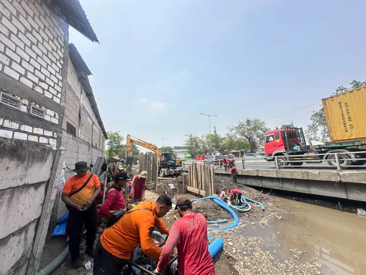 Petrokimia Gresik bersama Pemkot Surabaya bersinergi menangani kebocoran pipa air di kawasan Tambak Mayor