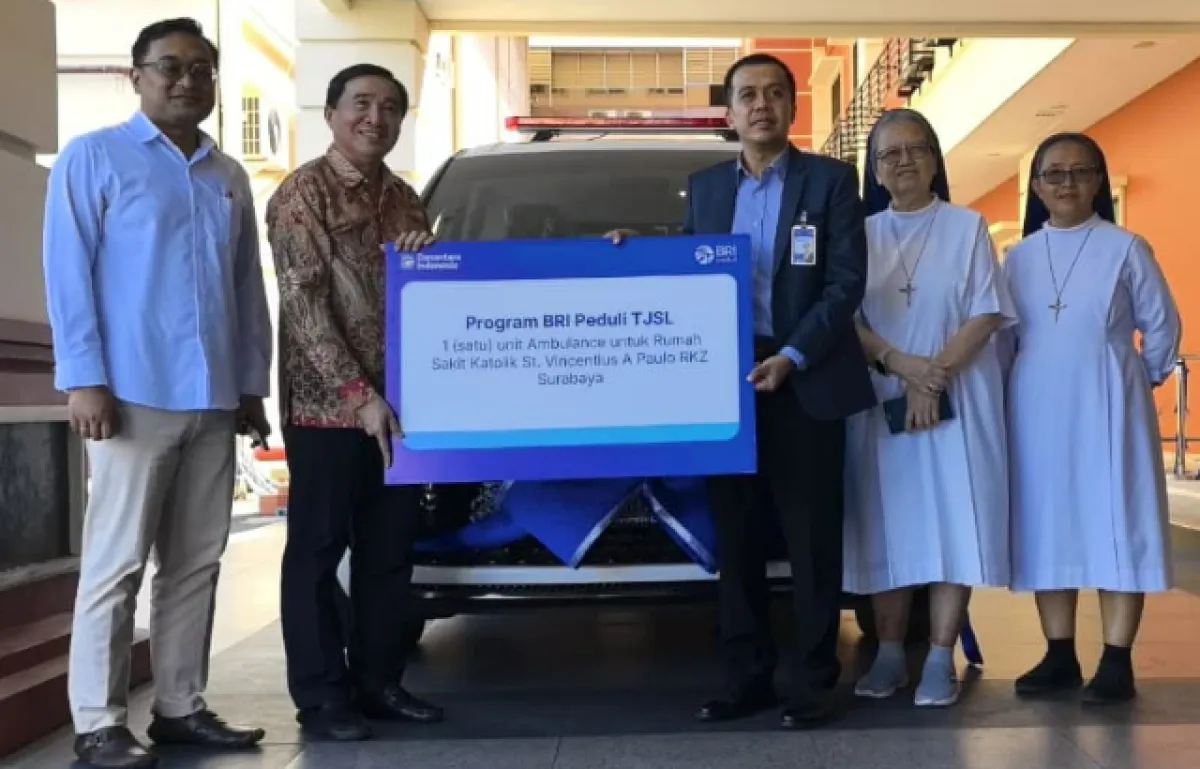 Perkuat Layanan Kesehatan, BRI Region 12 Surabaya Serahkan Mobil Ambulance untuk RKZ Surabaya
