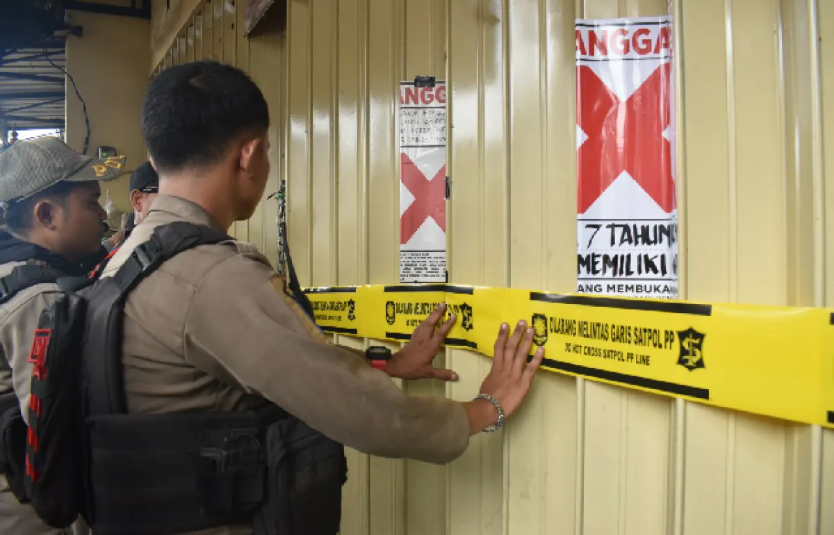 Kios Buah Tak Sesuai Izin, Satpol PP Surabaya Turun Segel!