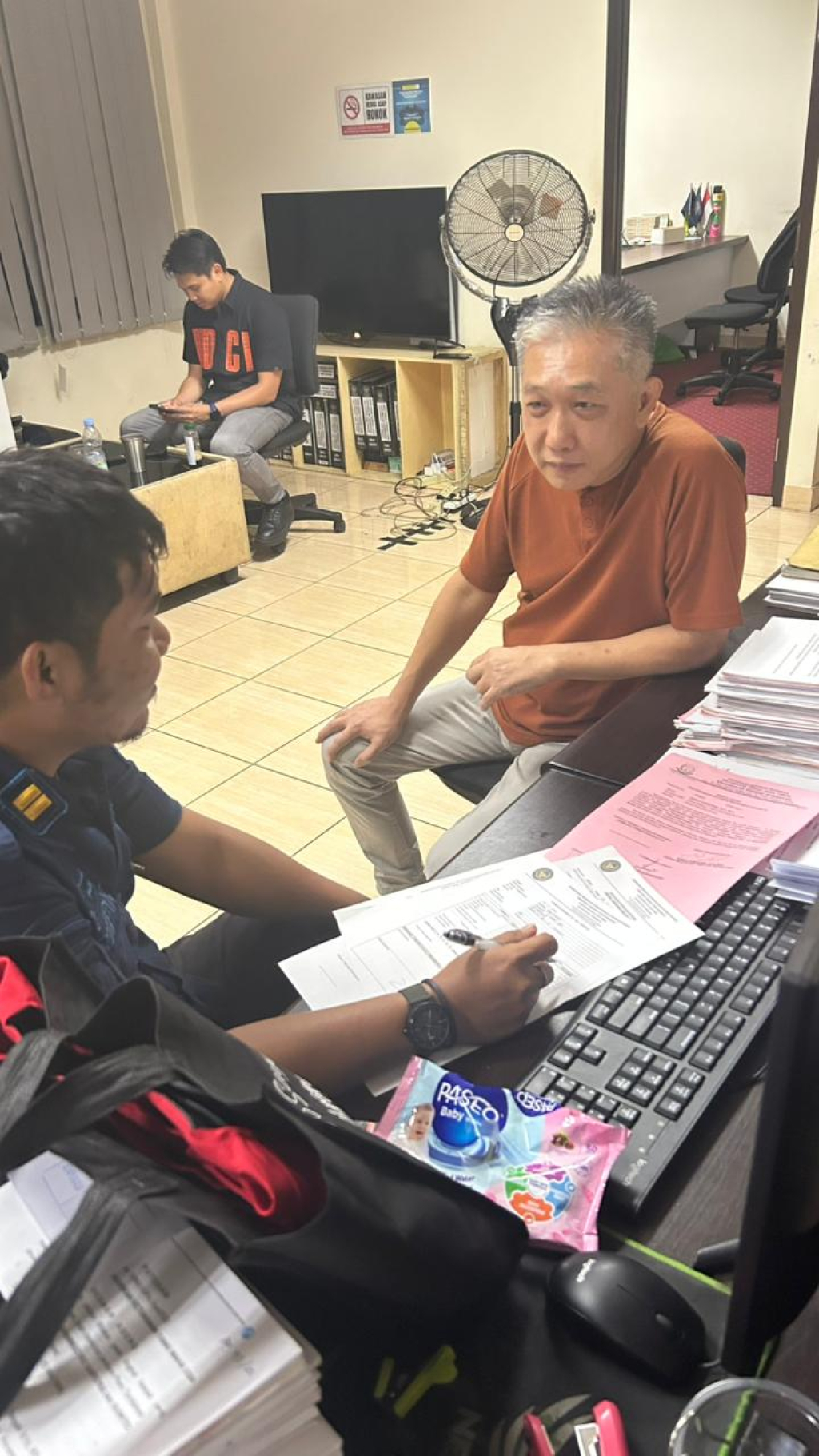 Terpidana saat diamankan ke kantor Kejari Surabaya