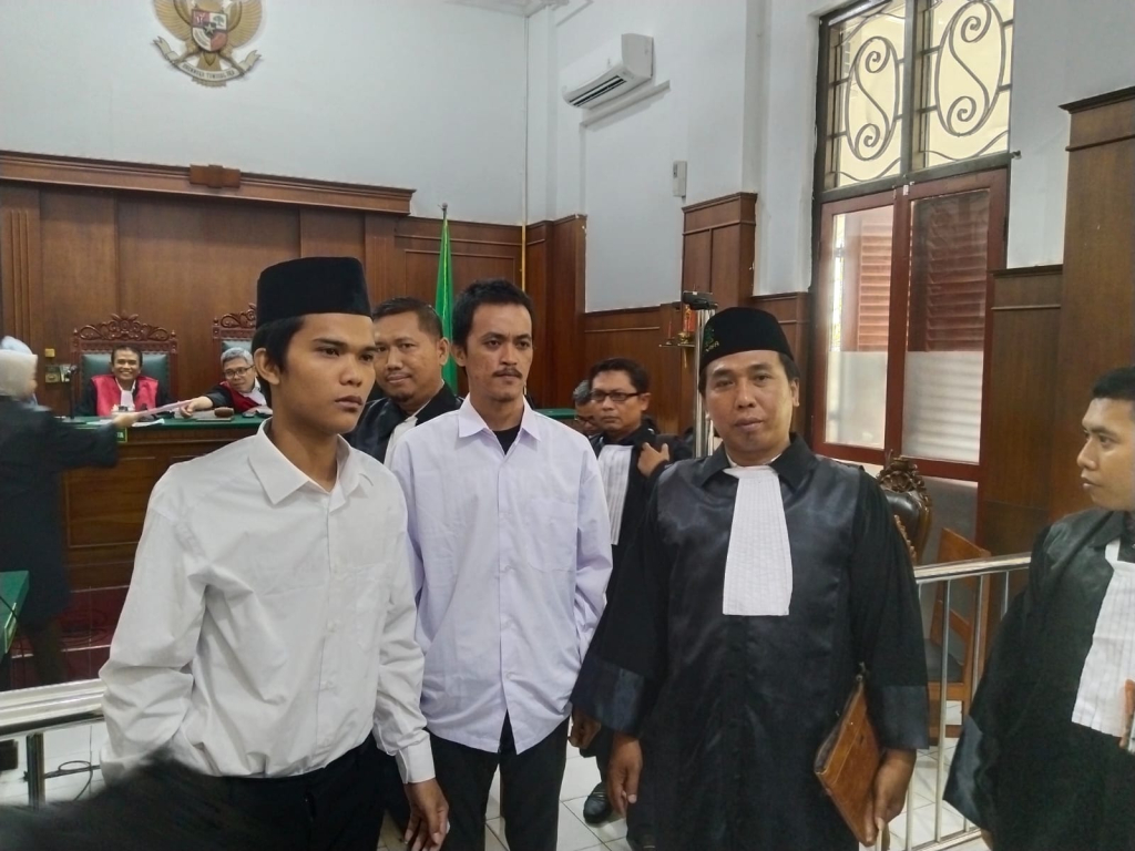 Dua terdakwa usai menjalani persidangan di PN Surabaya