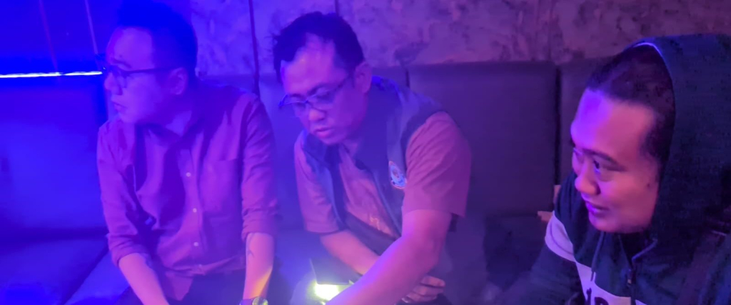 Petugas BNNP melakukan tes urine di tempat