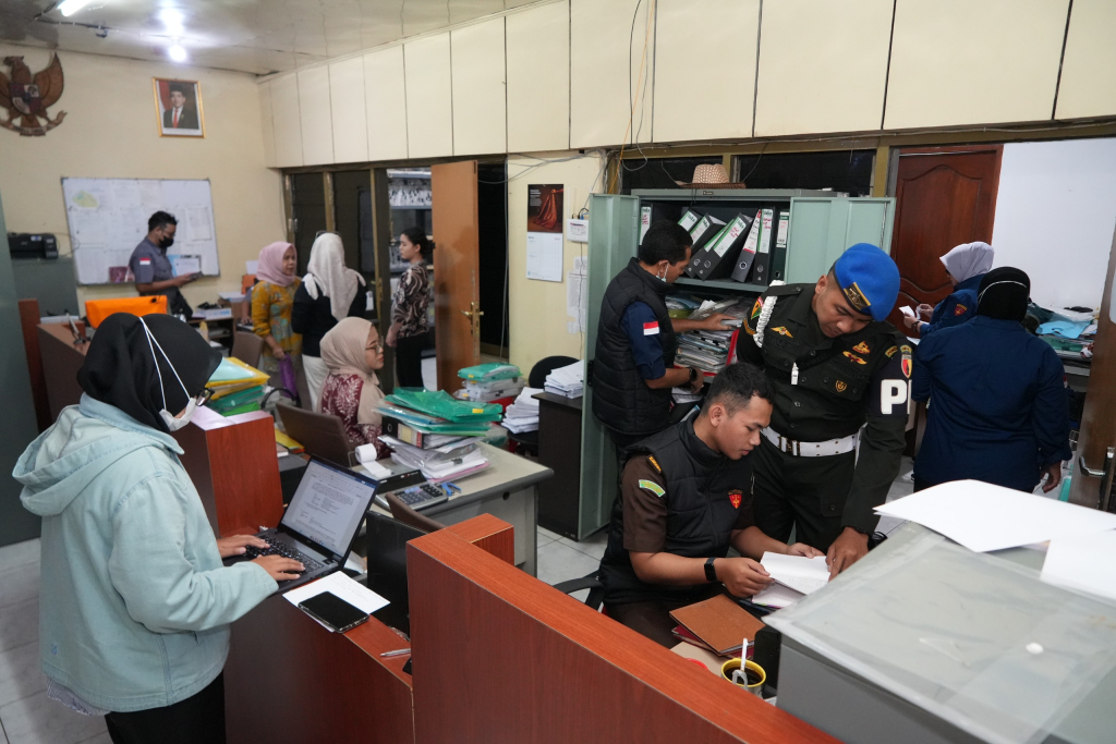 Petugas Kejaksaan Tinggi menggeledah kantor Kebun Binatang Surabaya