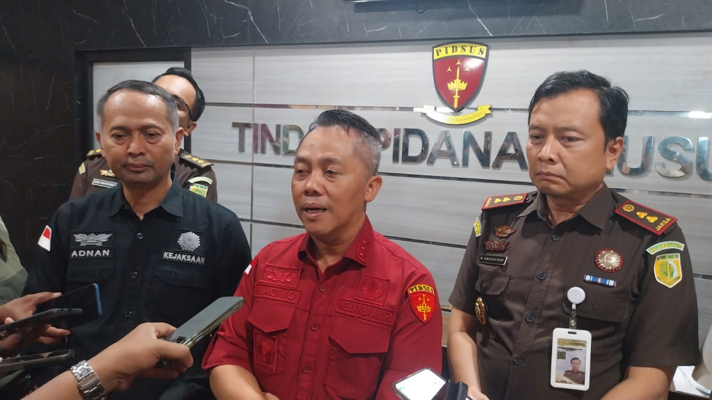 Aspidsus Kejati Jatim Wagiyo Didampingi Kasi Penkum Adnan Saat Memberikan Keterangan Pers