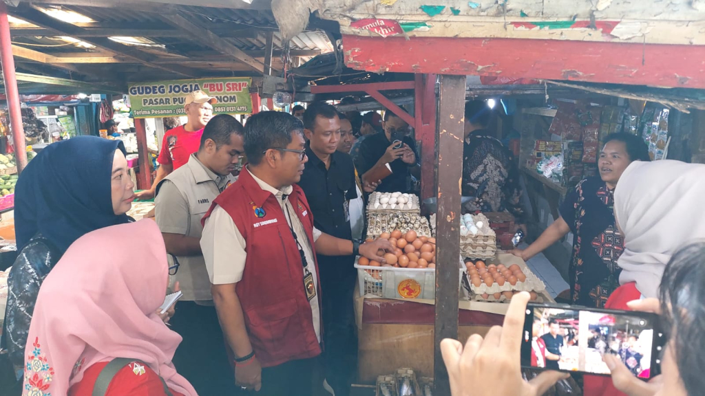 Dirkrimsus Polda Jatim Kombes Roy Sihombing memantau stok Bapokting di pasar tradisional