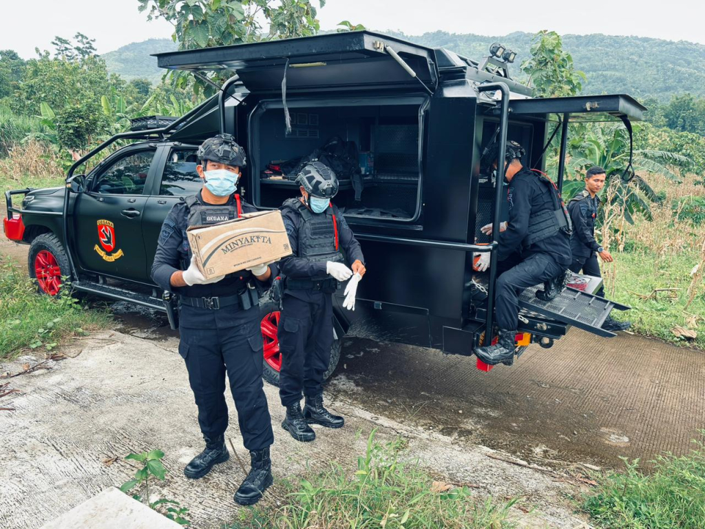 Gegana Brimob Polda Jatim Musnahkan 25 Kg Bubuk Mercon