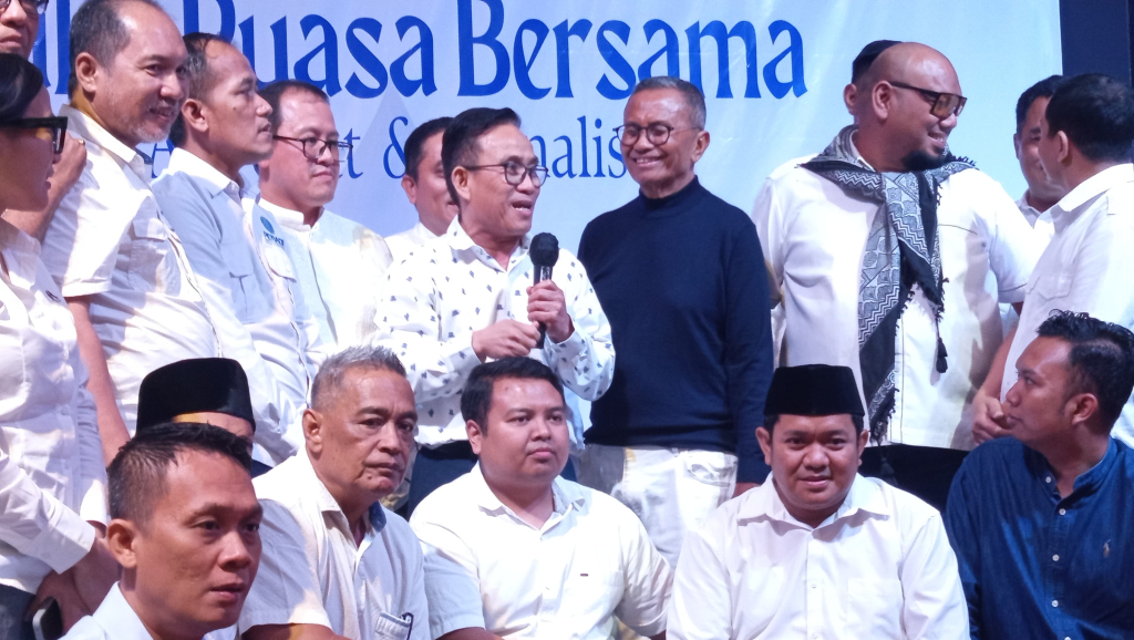 Hariyanto (tengah) mendapat dukungan langsung dari Dahlan Iskan maju calon Ketum DPN Peradi