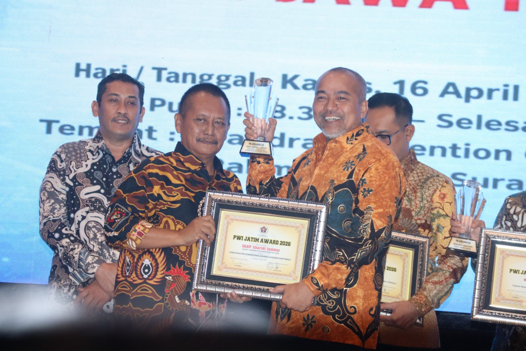 Totalitas Berantas Kejahatan, AKBP Arbaridi Jumhur Raih PWI Jatim Awards