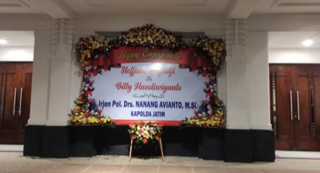 Karangan bunga dari Kapolda Jatim Irjen Pol Nanang Avianto terlihat di lokasi acara.
