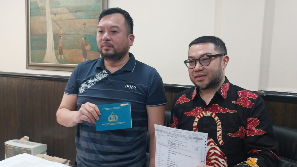 Pemilik mobil Lexus Andy Pratomo dan kuasa hukumnya Ronald Talaway