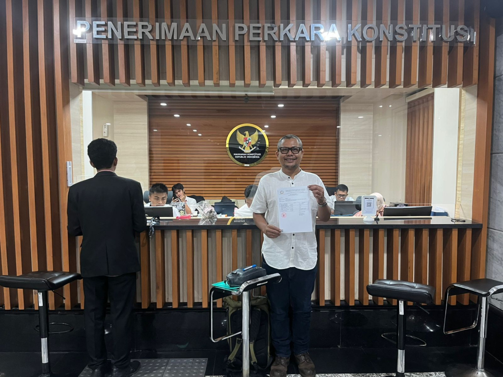 Ketua Tim Kuasa Hukum, Dr. Singgih Tomi Gumilang, menunjukkan bukti pendaftaran permohonan uji materiil UU Narkotika di Mahkamah Konstitusi dengan Nomor Perkara 147/PUU-XXIV/2026.
