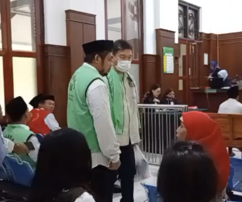 Terdakwa Hermanto Oriep mengenakan masker saat diadili di PN Surabaya, Senin (27/4/2026).