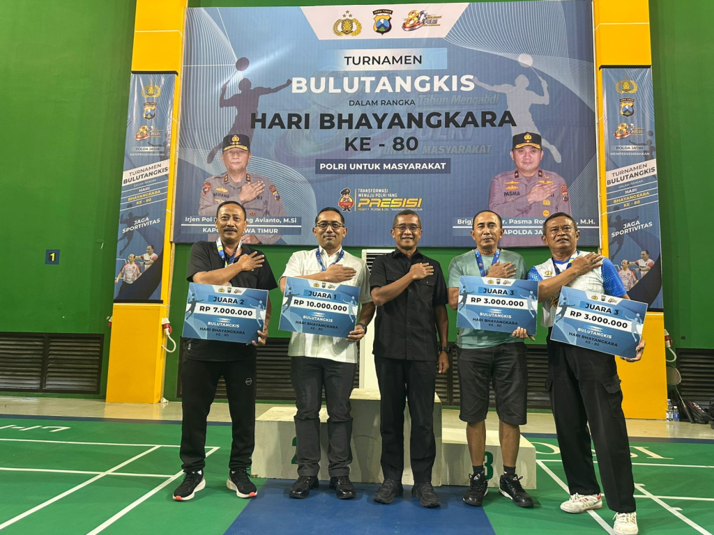 Direktur Kriminal Umum Polda Jatim, Kombes Widi Atmoko (tengah) usai menyerahkan hadiah pemenang Kapolda cup