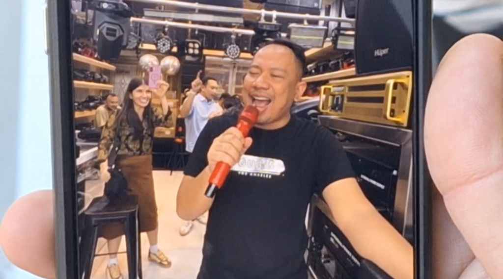 Vicky Prasetyo saat berada di toko audio milik Fajar Ramadhon.