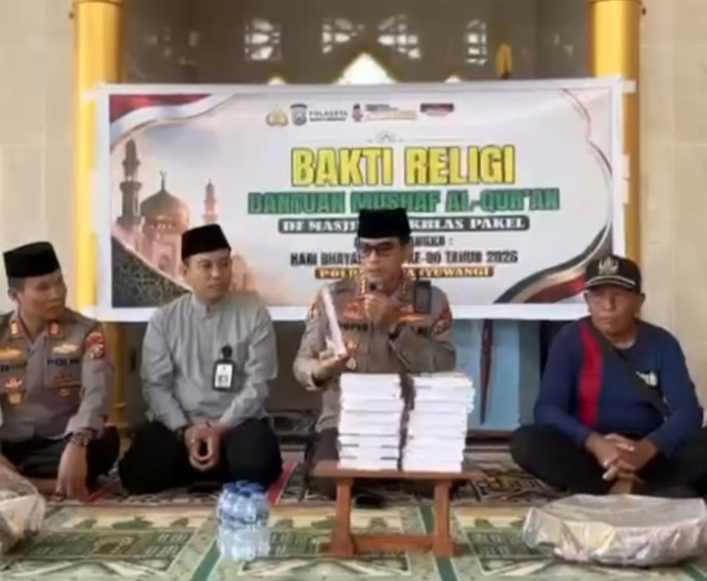 Kapolresta Banyuwangi Kombes Pol Rofiq Ripto Himawan, saat memberikan ceramah  di masjid Al-ikhlas Pakal