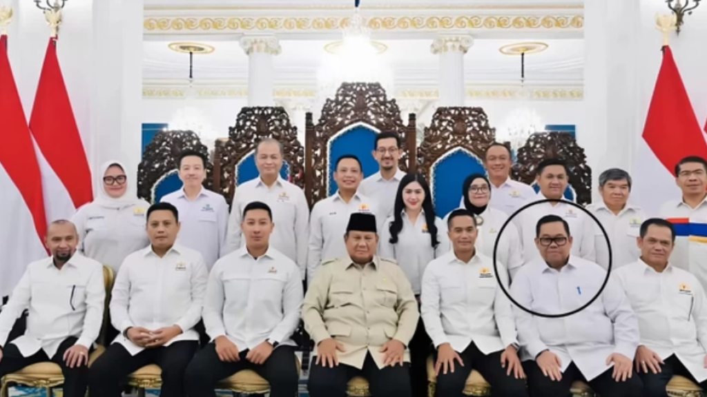 Anton Timbang (lingkaran) foto bareng Prabowo di istana. Foto: Setpres