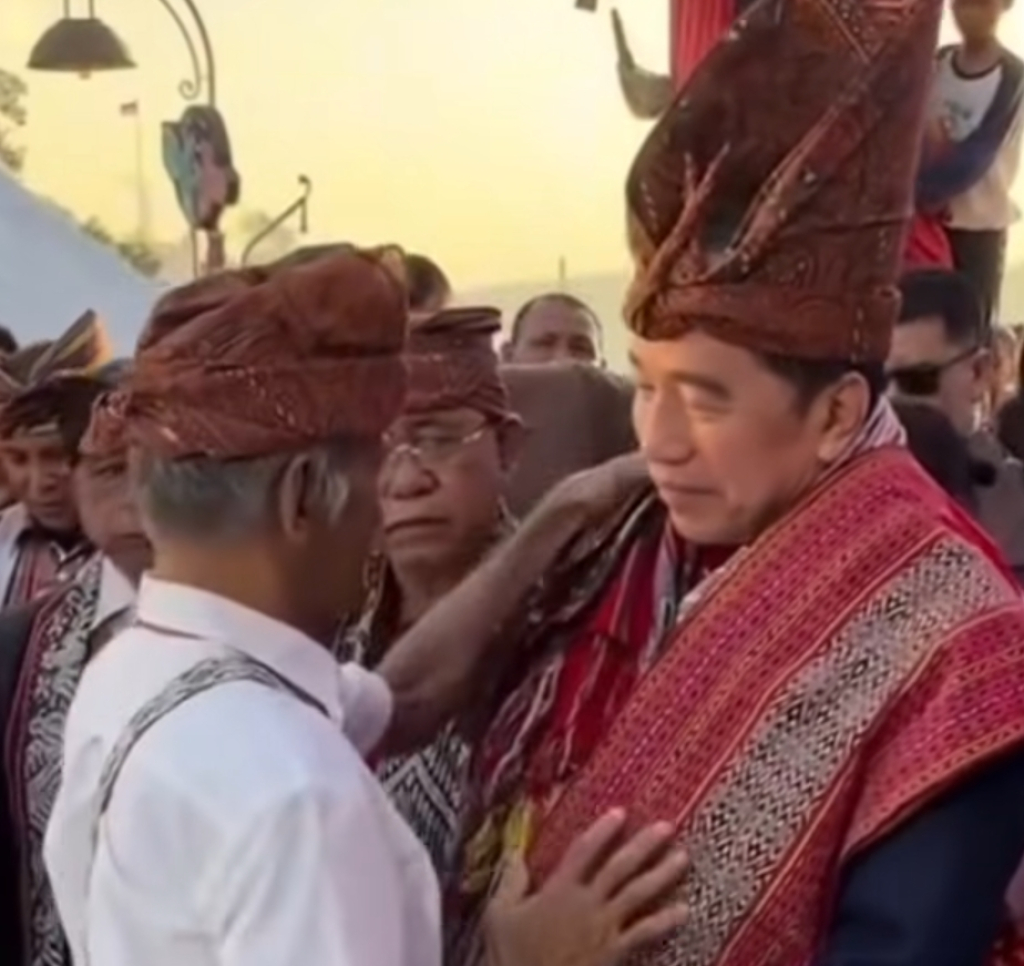 Jokowi saat main raja-rajaan lagi.