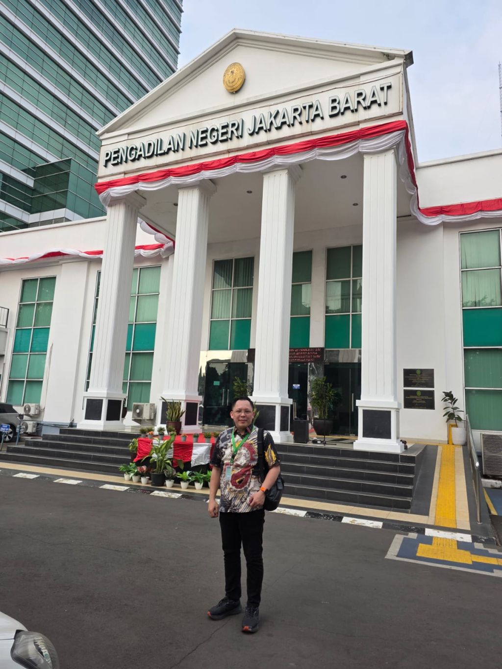 Kuasa hukum penggugat, Cliff Fabian Maliangkay SH., saat di PN Jakarta Barat.