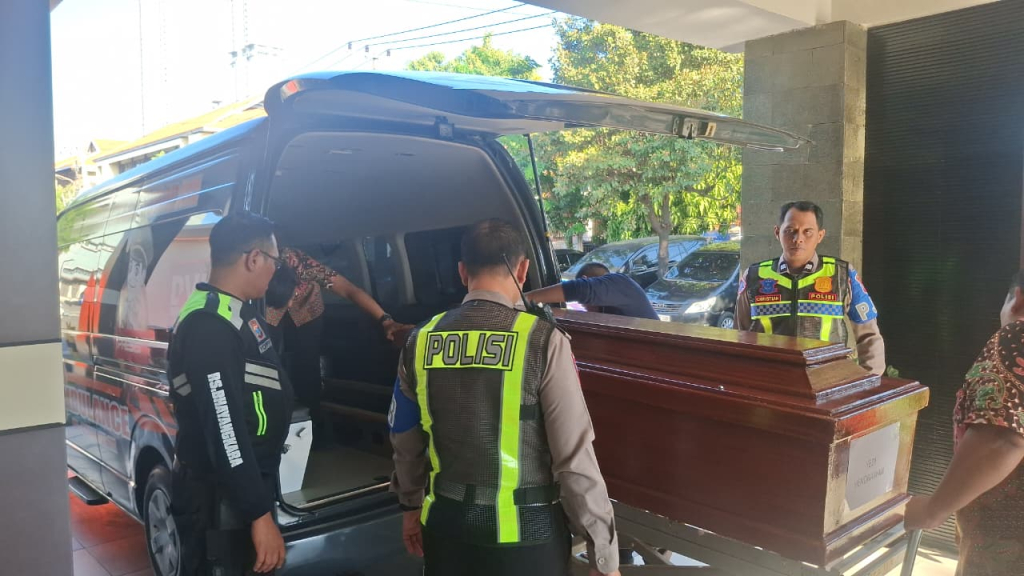 DVI Polda Jatim Serahkan Jenazah Kelima Korban KM Mutiara Sentosa II