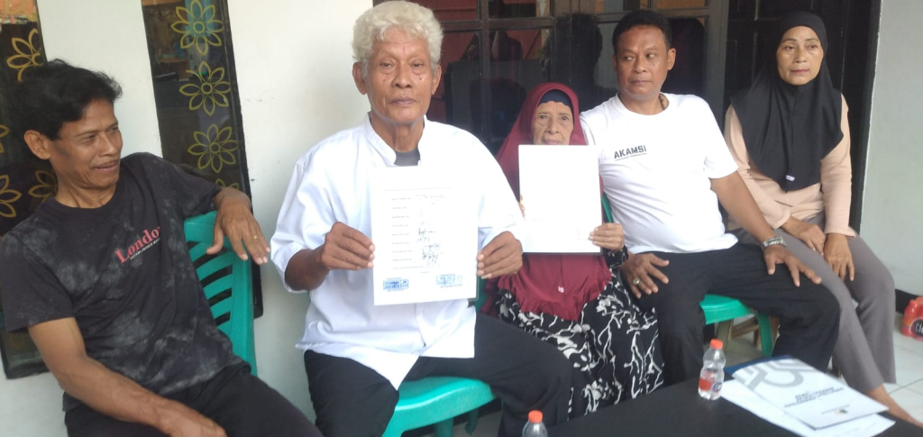 Ibu Latifah Salim dan anak-anaknya menunjukkan surat keberatannya yang ditangani oleh RT dan RW/dok.Ang
