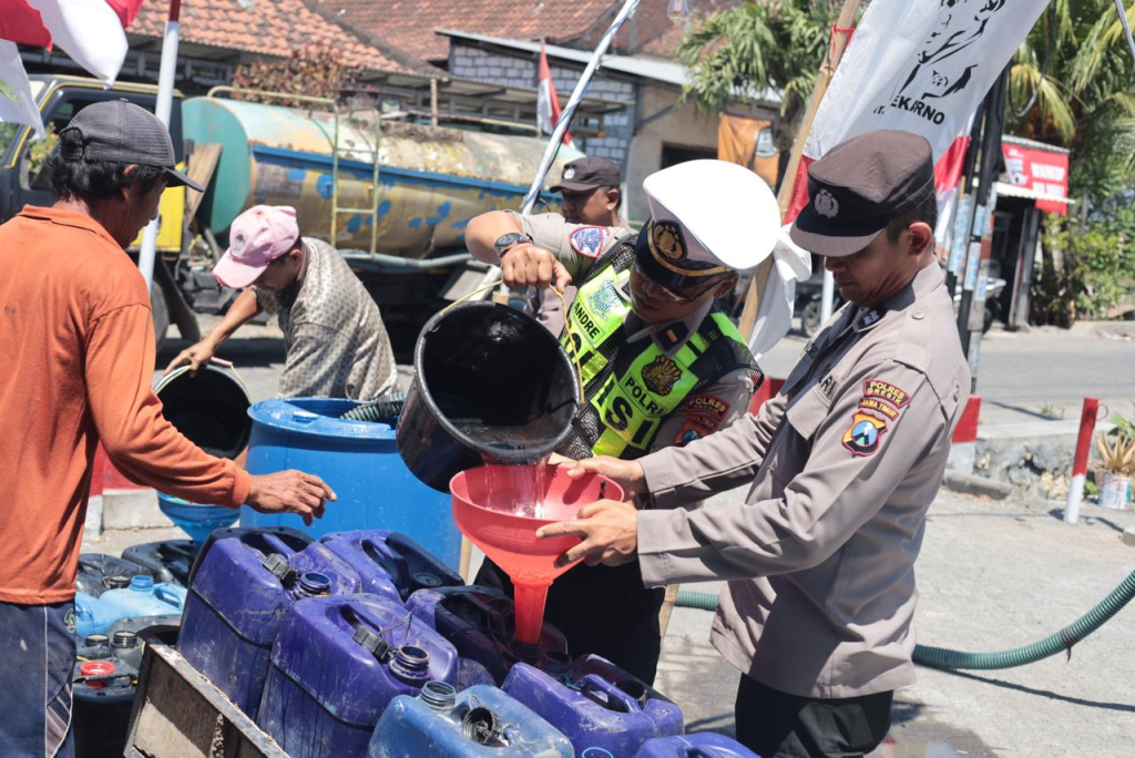 Tiga Desa di Balongpanggang Krisis Air, Polres Gresik Salurkan Bantuan