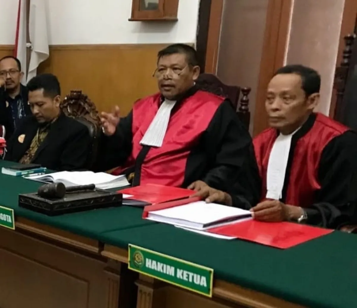 Hakim Khusnaini (kanan), salah satu majelis hakim yang menangani perkara PT Kedap Sayaag. Foto. Istimewa