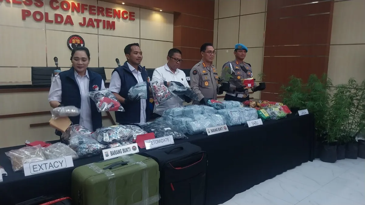 Barang bukti narkoba berbagai jenis diamankan dari tersangka. Foto: Ano