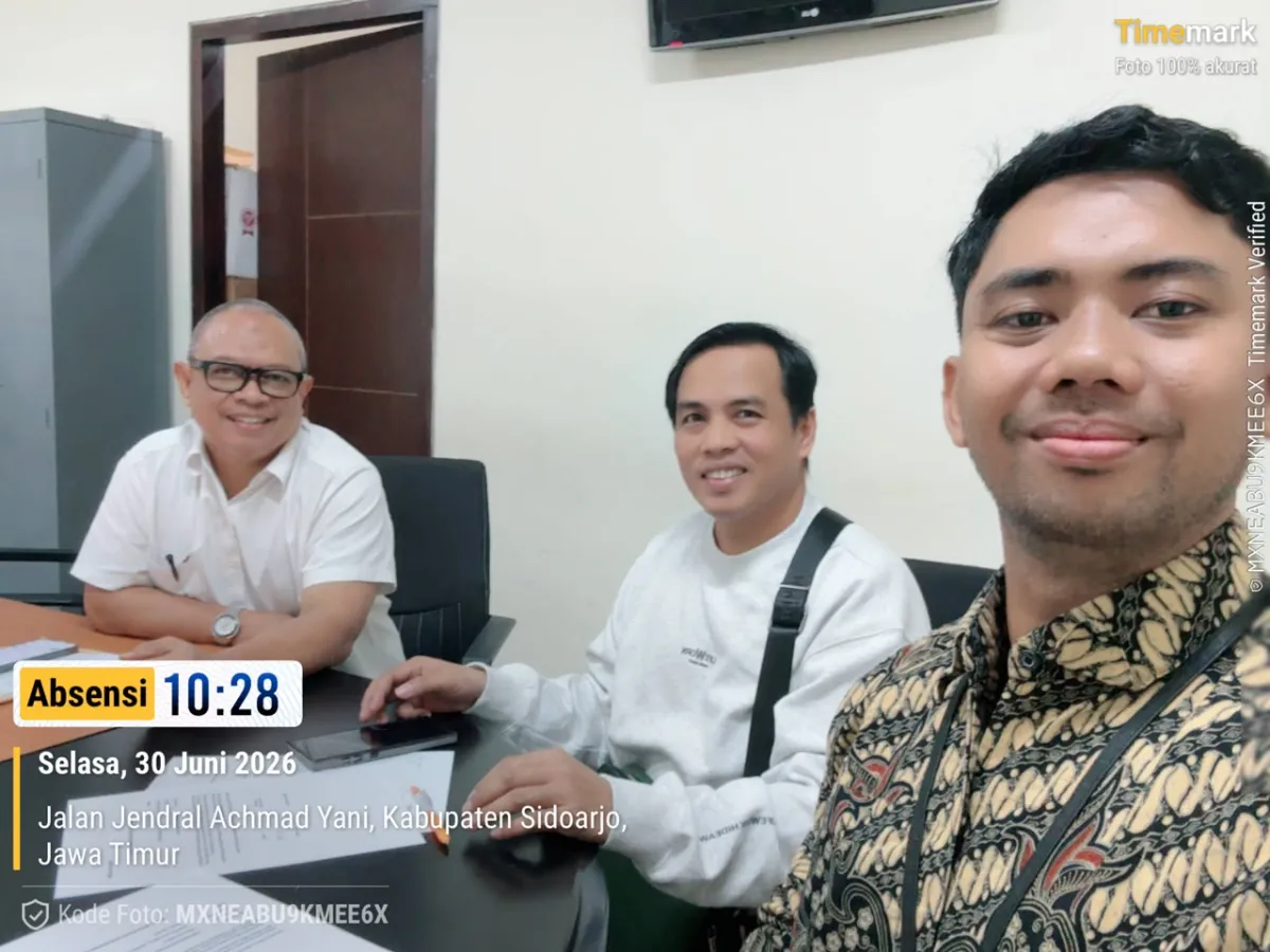 Agus (tengah) bersama tim kuasa hukumnya dari  ARN LAW FIRM AND PARTNERS.