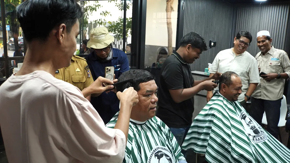 peserta dari masyarakat Ring 1 berhasil terserap sebagai barber di Lamong Cukur.