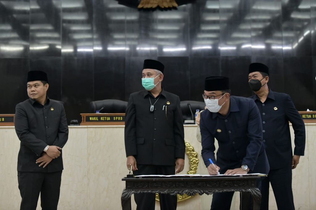 Gubernur Jawa Barat Ridwan Kamil menandatangani Nota Kesepakatan Perubahan Kebijakan Umum APBD (KUA) dan Nota Kesepakatan Perubahan Prioritas Plafon Anggaran Sementara.