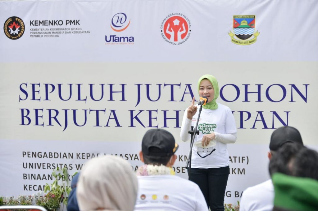 Atalia Praratya Ridwan Kamil menanam sejumlah bibit pohon di lahan kritis di Parongpong, Kabupaten Bandung Barat, Kamis (15/9/2022). 