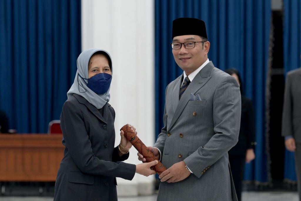 Gubernur Jawa Barat Ridwan Kamil mengukuhkan Kepala Kantor Regional III Badan Kepegawaian Negara (BKN) Bandung.