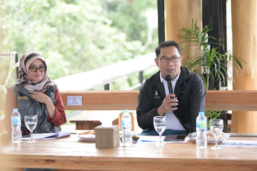  Gubernur Jawa Barat Ridwan Kamil berwisata menggunakan sepeda motor listrik bersama komunitas motor listrik.