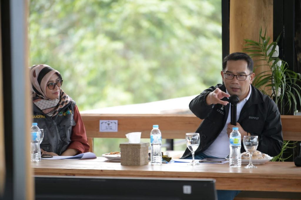 Ridwan Kamil dalam Penyerahan Piala Bergilir Gubernur Jabar Pada Forum Komunikasi Industri Jasa Keuangan (FKIJK) Jabar 6th Golf Tournament 2022 di Parahyangan Golf Course, Kabupaten Bandung Barat, Sabtu (17/9/2022). 