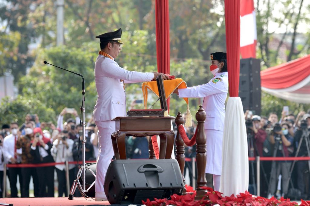 Gubernur Jawa Barat Ridwan Kamil menjadi Inspektur Upacara Peringatan Hari Ulang Tahun ke-77  Republik Indonesia di Lapangan Gasibu, Kota Bandung, Rabu (17/8/2022)