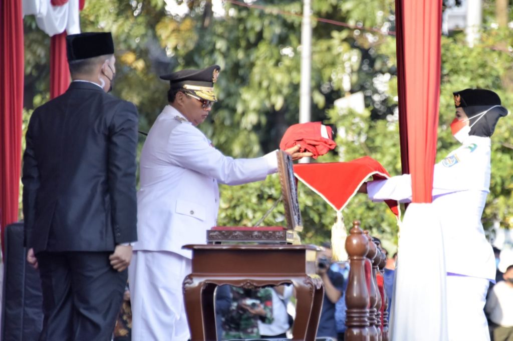 Wakil Gubernur Jawa Barat Uu Ruzhanul Ulum melaksanakan upacara pengibaran bendera peringatan Hari Ulang Tahun ke -77 RI, di lapangan Kecamatan Malausma, Kabupaten Majalengka, Rabu (17/8/2022)