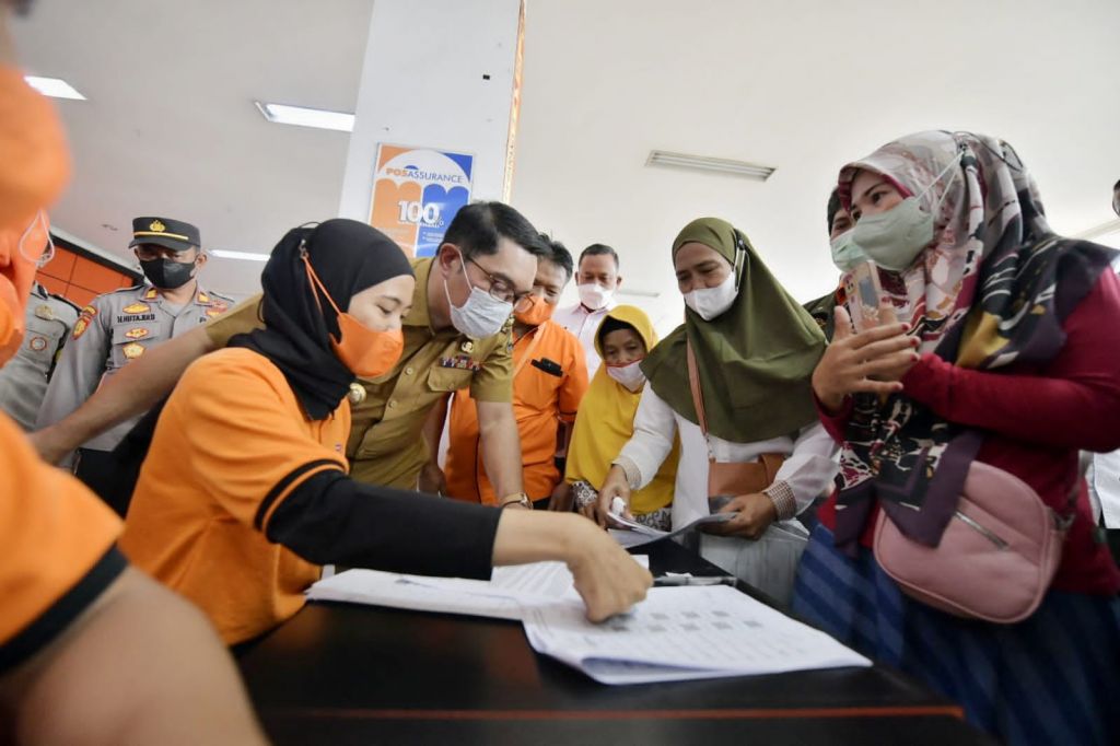 Gubernur Jawa Barat Ridwan Kamil memantau proses pembagian Bantuan Langsung Tunai Bahan Bakar Minyak di Kantor Pos, Jalan Lapangan Multiguna, Kota Bekasi, Selasa (20/9/2022). 