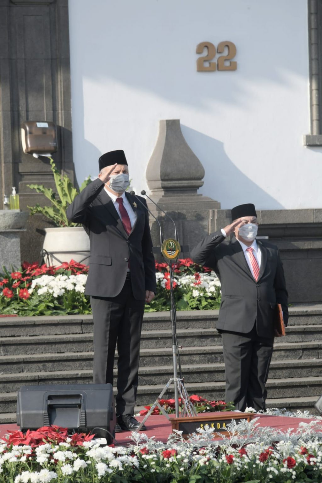 HUT ke-77 Republik Indonesia digelar di halaman depan Gedung Sate, Jalan Diponegoro, Kota Bandung, Rabu (17/8/2022). Bertindak sebagai inspektur upacara Sekretaris Daerah Jawa Barat Setiawan Wangsaatmaja.