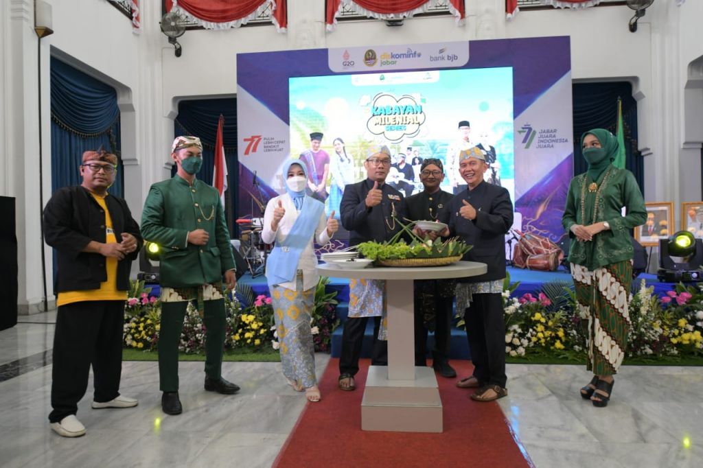 Gubernur Jawa Barat Ridwan Kamil meluncurkan Kabayan Milenial The Series di Aula Barat Gedung Sate, Kota Bandung, Jumat (19/8/2022)