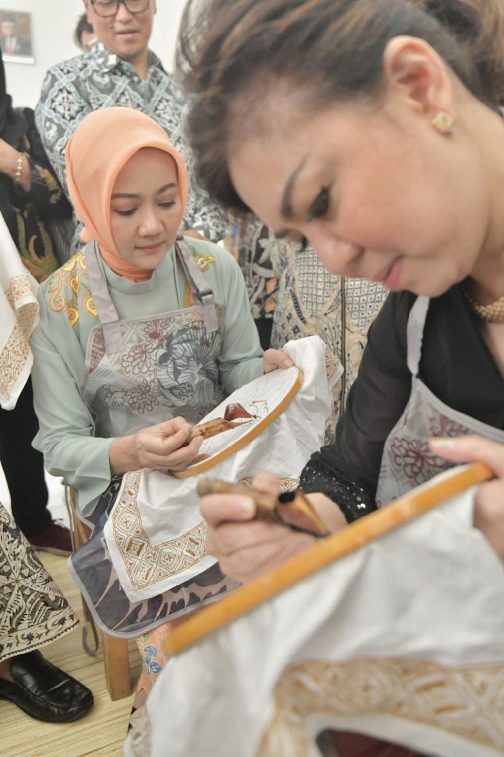 Ketua Dewan Kerajinan Nasional Daerah Jawa Barat Atalia Praratya Kamil meresmikan Rumah Belajar Batik Tasikmalaya di Kelurahan Mulyasari, Kecamatan Tamansari, Kota Tasikmalaya, Sabtu (20/8/2022).