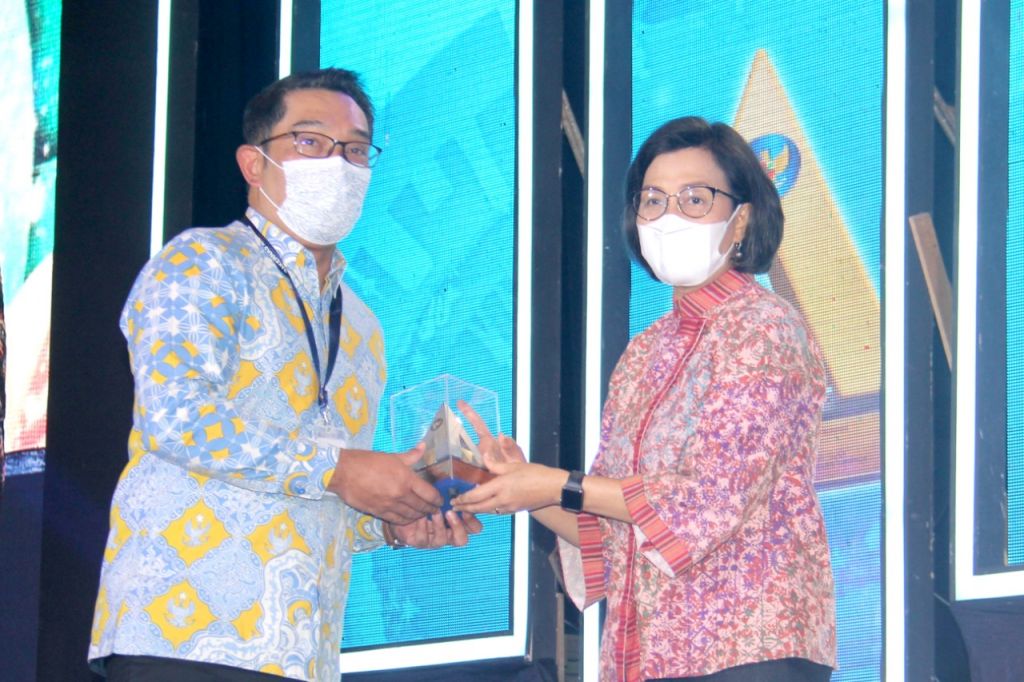 Apresiasi tersebut diserahkan langsung oleh Menteri Keuangan Sri Mulyani kepada Gubernur Jabar Ridwan Kamil.