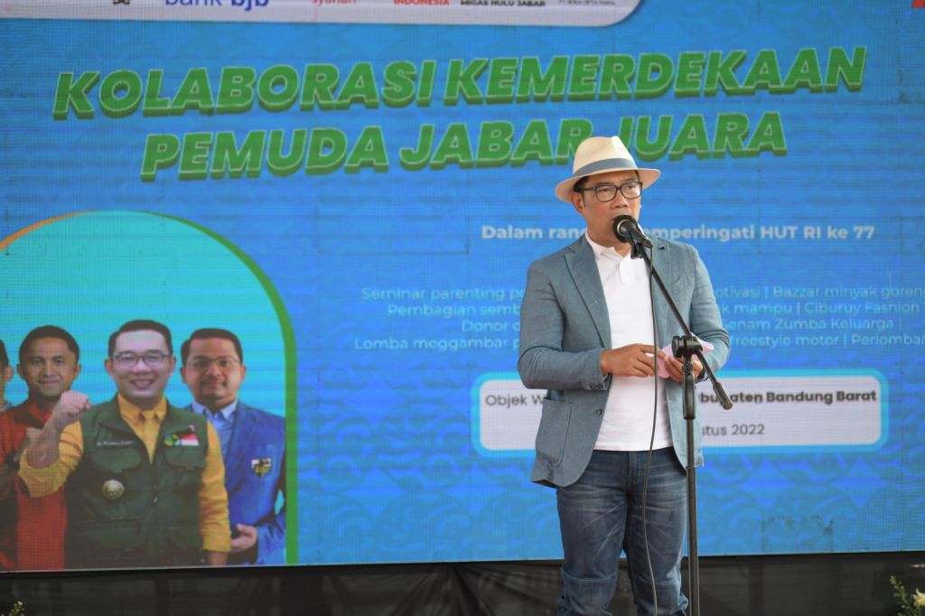 Gubernur Jawa Barat Ridwan Kamil menghadiri acara Peringatan Hari Ulang Tahun ke-77 RI Tahun 2022 bersama Dewan Pimpinan Daerah Komite Nasional Pemuda Indonesia Jabar dan Badan Pemuda dan Olahraga Pemuda Pancasila Jabar di objek wisata Situ Ciburuy, Kabup