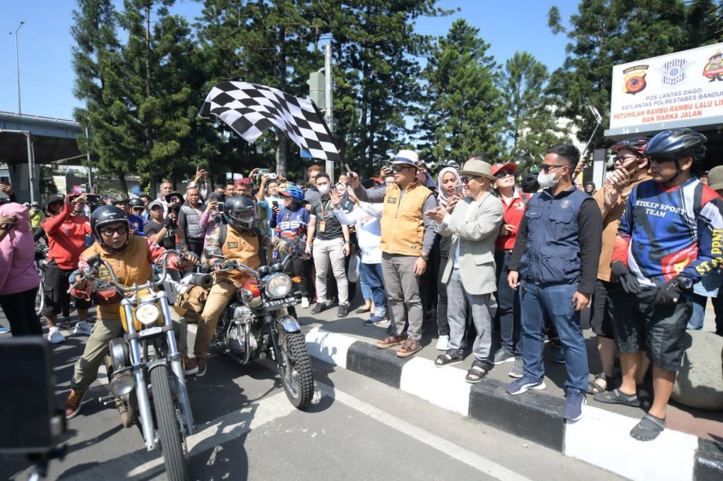 Ridwan Kamil ketika menghadiri Konser Musik 32 Menit Kelompok Penyanyi Jalanan (KPJ) Jawa Barat di Taman Cikapayang Dago, Kota Bandung, Minggu (25/9/2022). 
