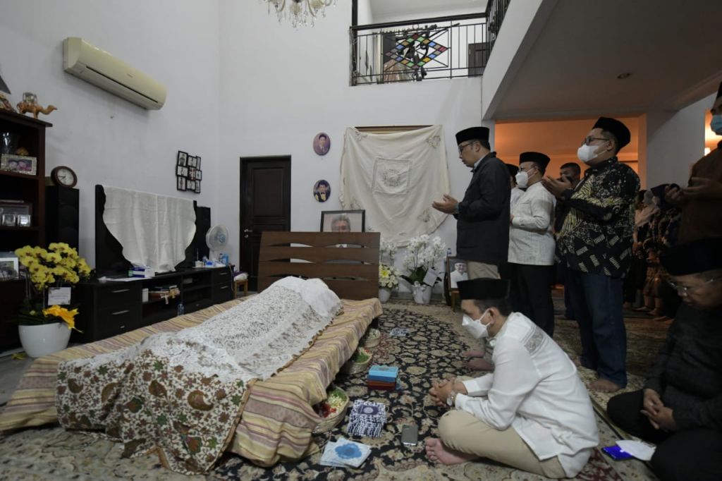 Gubernur Jawa Barat Ridwan Kamil takziah ke rumah duka ayahanda Wakil Gubernur Jawa Timur Emil Dardak, Hermanto Dardak, yang meninggal dunia dalam kecelakaan di Tol Pemalang - Batang, Sabtu (20/8/2022) dini hari.
