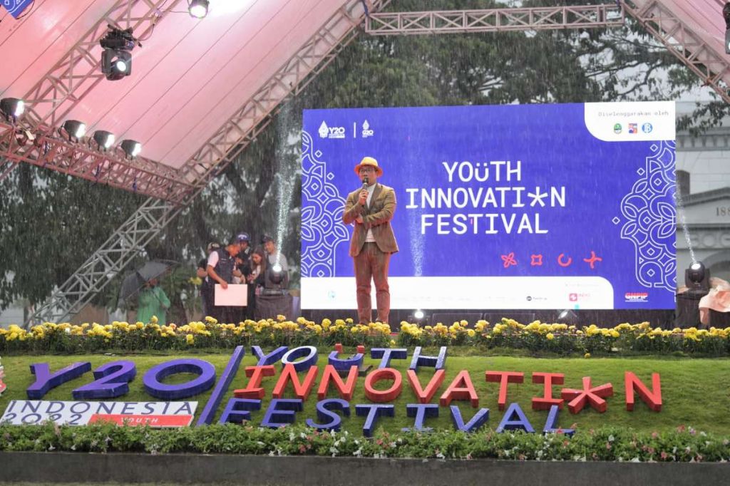 Gubernur Jawa Barat Ridwan Kamil menjadi pembicara pada Main Event Youth Innovation Festival (YIF) 2022 di Alun-Alun Kota Bogor, Minggu (21/8/2022).
