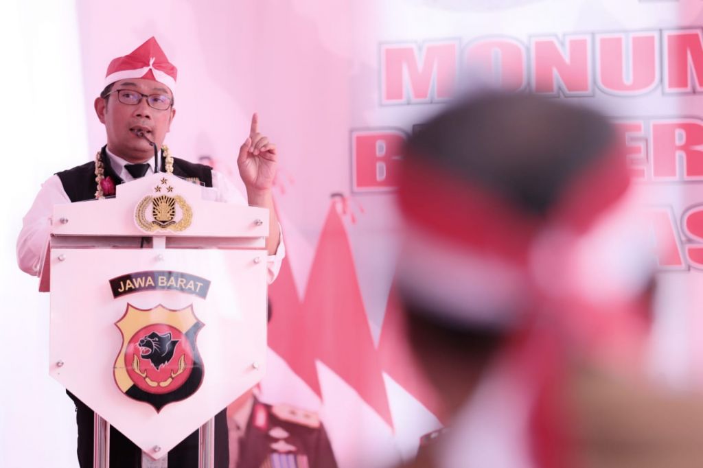 Gubernur Jawa Barat Ridwan Kamil meresmikan Monumen Perajin Bendera Merah Putih di Desa Leles, Kecamatan Leles, Kabupaten Garut, Senin (22/8/2022).