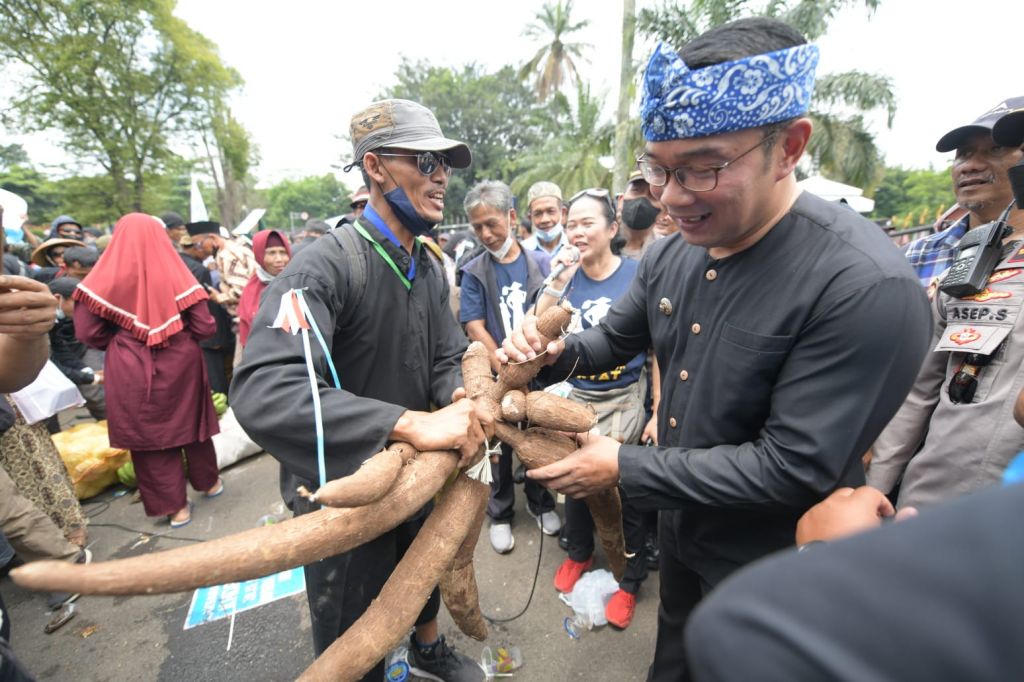 Gubernur Jawa Barat Ridwan Kamil menemui sekaligus menyerap aspirasi Asosiasi Pengelola Perhutanan Sosial Indonesia (AP2SI) Jabar yang berunjuk rasa di depan Gedung Sate, Kota Bandung, Senin (26/9/2022).