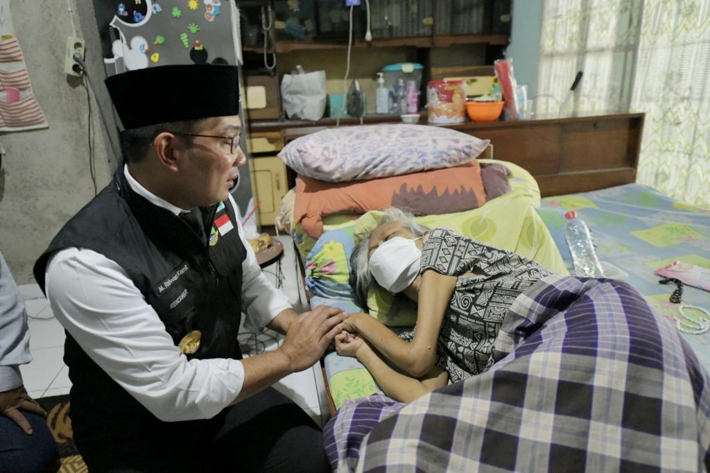 Ridwan Kamil mendatangi rumah salah satu warga Cimanggis yang membutuhkan bantuan. 