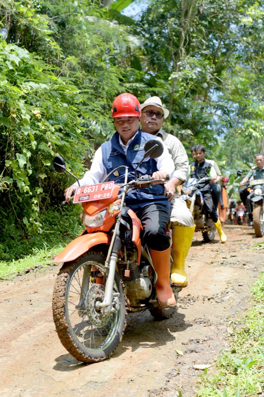 Wakil Gubernur Jawa Barat Uu Ruzhanul Ulum meninjau dan menyerahkan bantuan untuk warga terdampak bencana banjir di Kecamatan Pameungpeuk, Kabupaten Garut, Sabtu (24/9/2022).